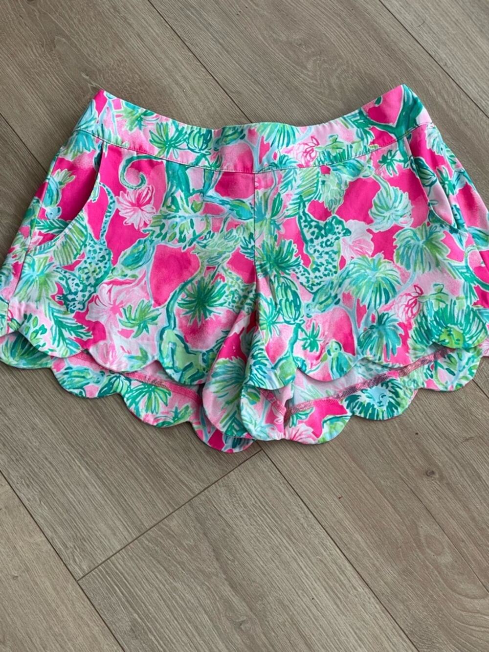 Lilly Pulitzer Size 6 multicolored Scalloped Hem Woman's Shorts